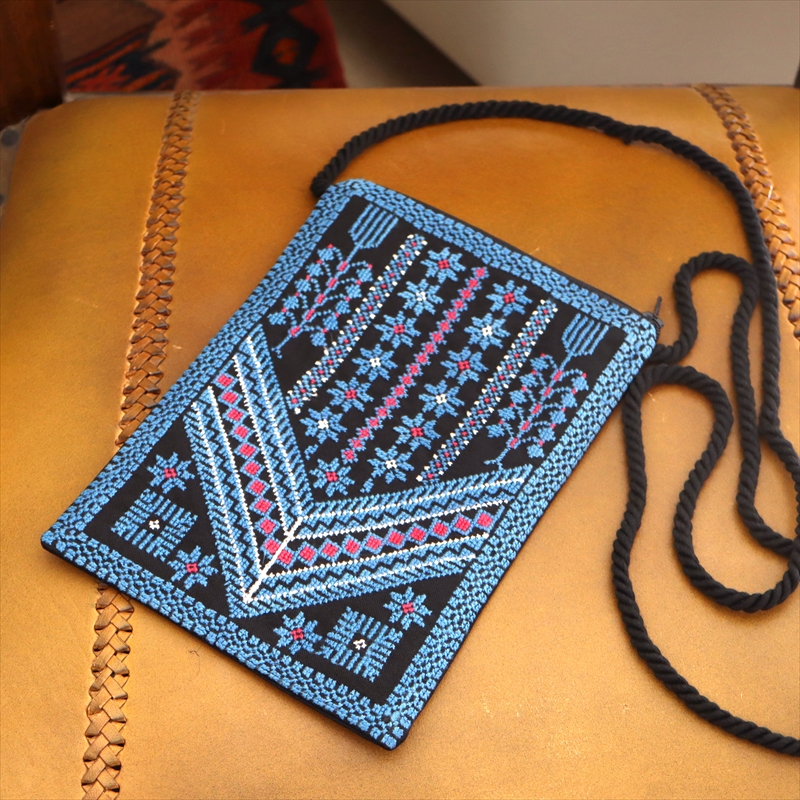パレスチナ刺繍のポシェット/緻密な刺繍 ブルー/ブラック
