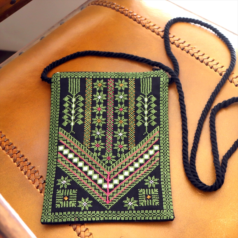 パレスチナ刺繍のポシェット　緻密な刺繍 グリーン/ブラック
