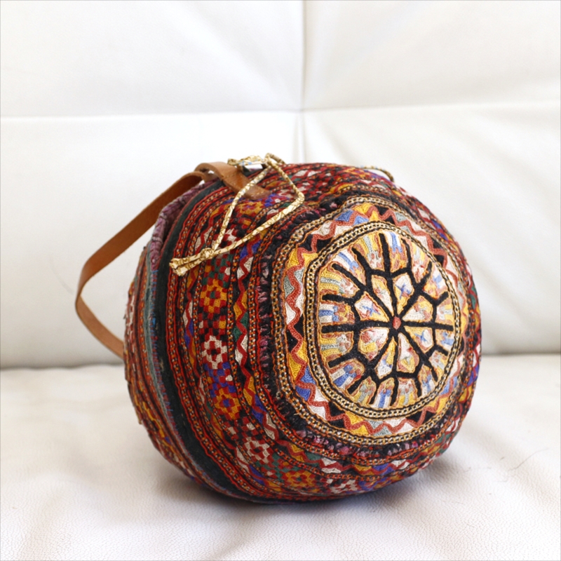 トルクメン族の手刺繍の帽子17×17cm ２つの帽子をあわせた球形のハンドバッグ