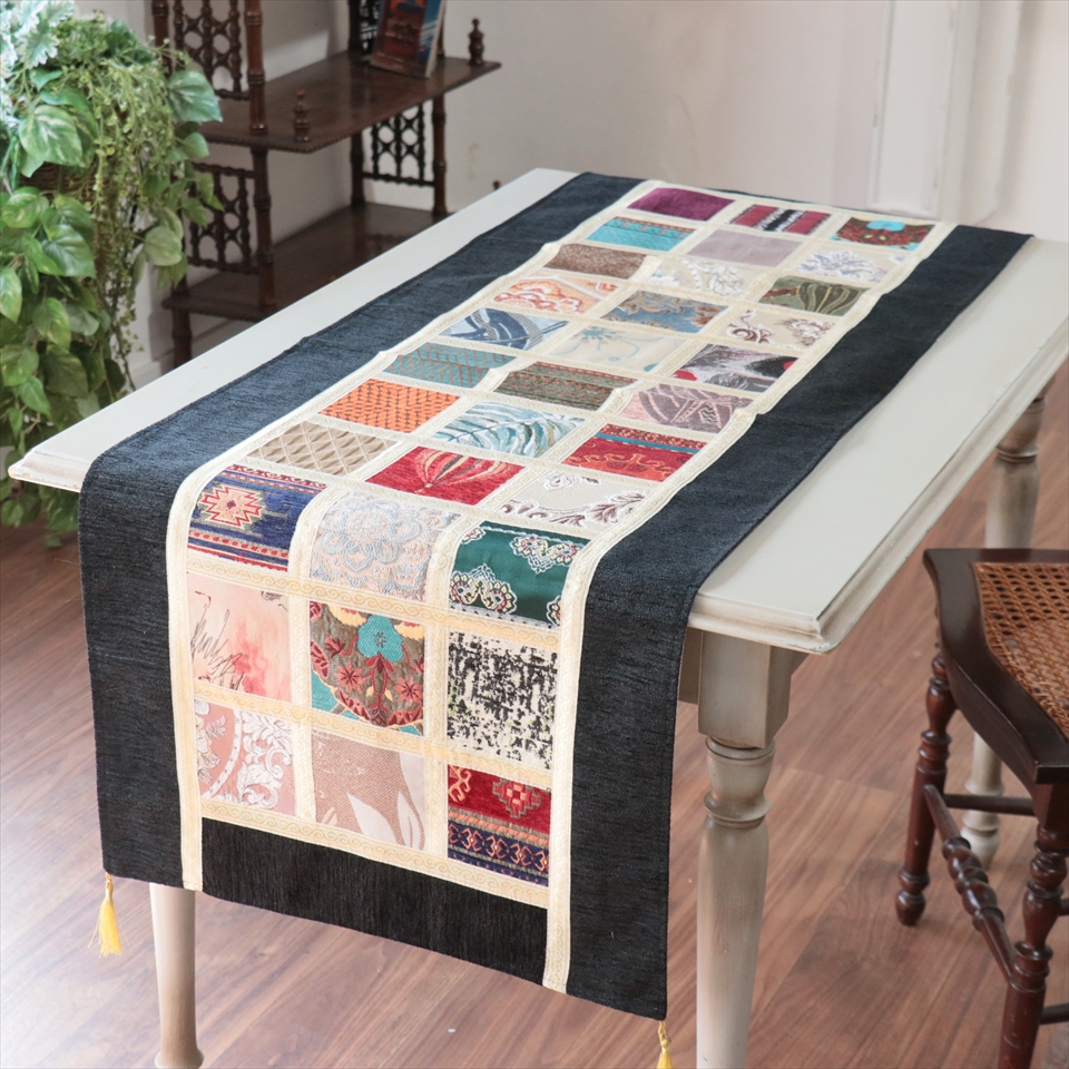 テーブルランナー　モザイクパッチワーク 142x50cmサイズ シュニール素材