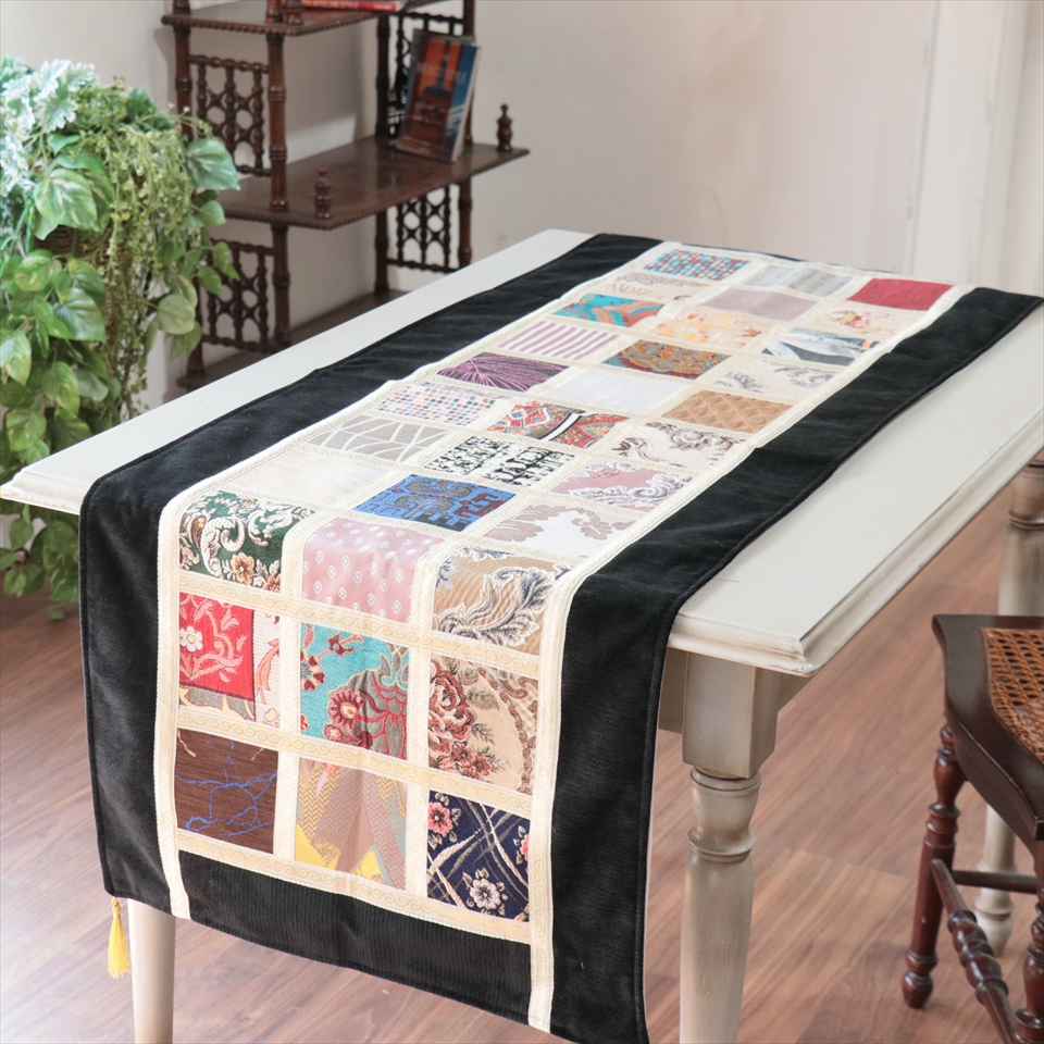 テーブルランナー　モザイクパッチワーク 142x50cmサイズ シュニール素材