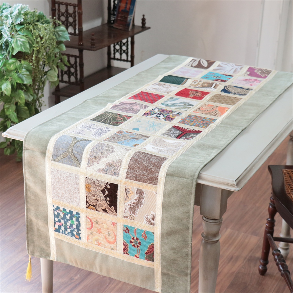 テーブルランナー　モザイクパッチワーク 142x50cmサイズ シュニール素材