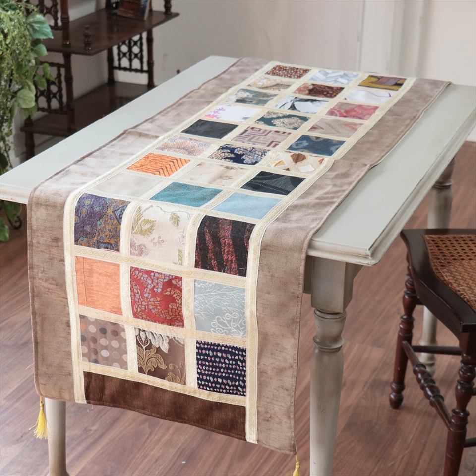 テーブルランナー　モザイクパッチワーク 142x50cmサイズ シュニール素材