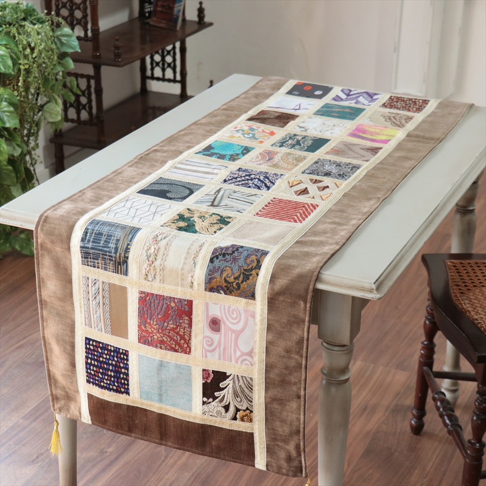 テーブルランナー　モザイクパッチワーク 142x50cmサイズ シュニール素材
