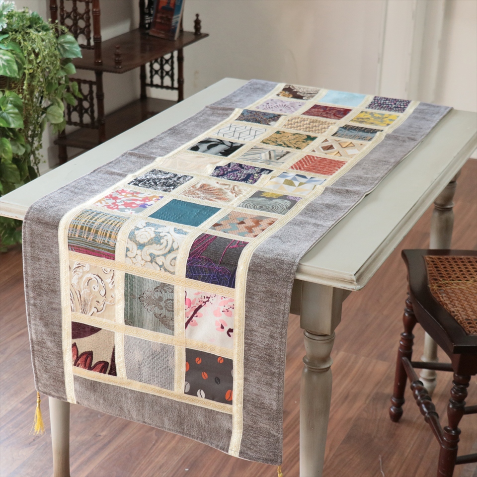 テーブルランナー　モザイクパッチワーク 142x50cmサイズ シュニール素材