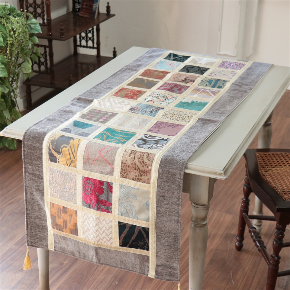 テーブルランナー　モザイクパッチワーク 142x50cmサイズ シュニール素材