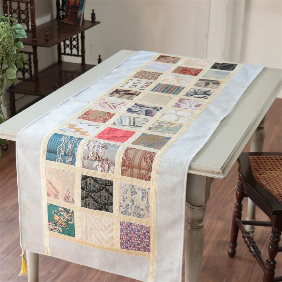 テーブルランナー　モザイクパッチワーク 142x50cmサイズ シュニール素材