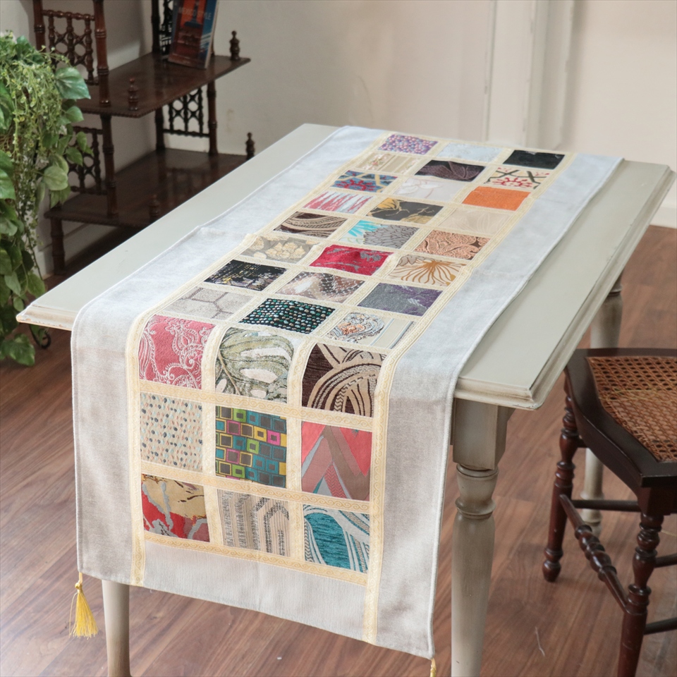 テーブルランナー　モザイクパッチワーク 142x50cmサイズ シュニール素材