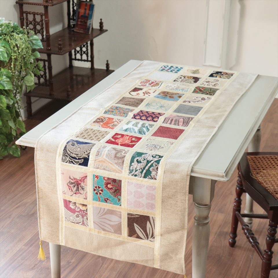 テーブルランナー　モザイクパッチワーク 142x50cmサイズ シュニール素材