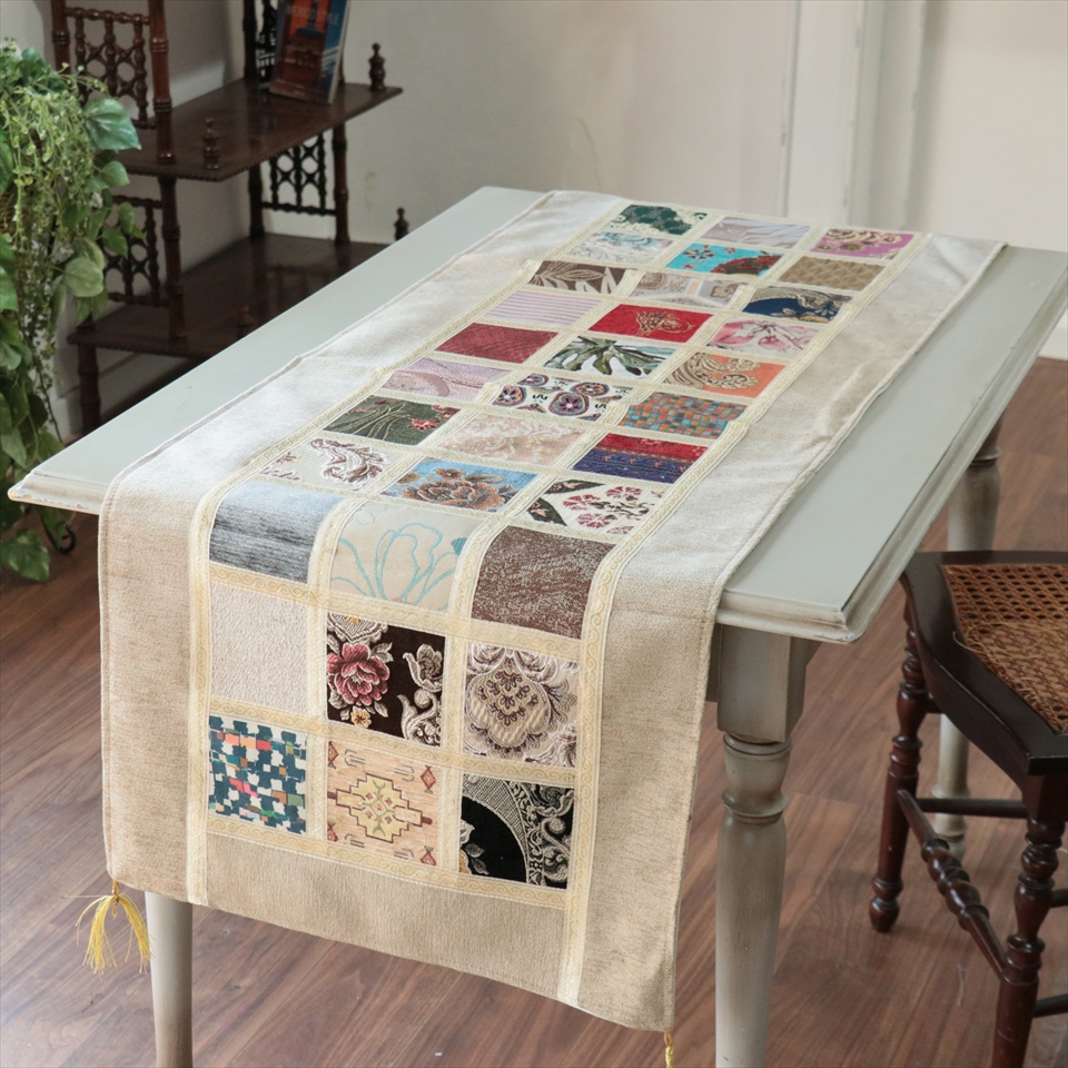 テーブルランナー　モザイクパッチワーク 142x50cmサイズ シュニール素材
