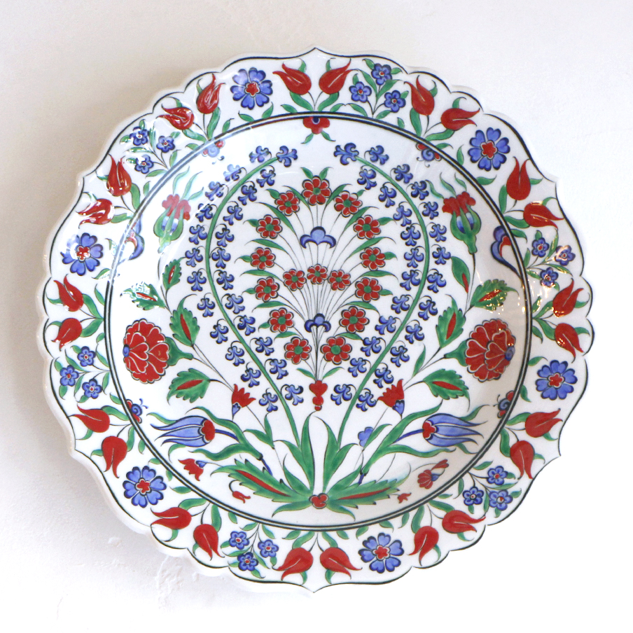 トルコ・キュターヤ陶器・手描き絵皿 Φ30cmプレート/スズランと赤いカーネーション