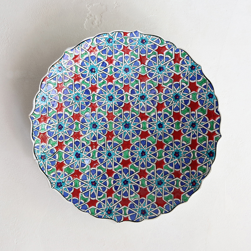 トルコ・キュタフヤ陶器　手描き絵皿 Φ25cmプレート/花とひし形のアラベスク　25cmプレート