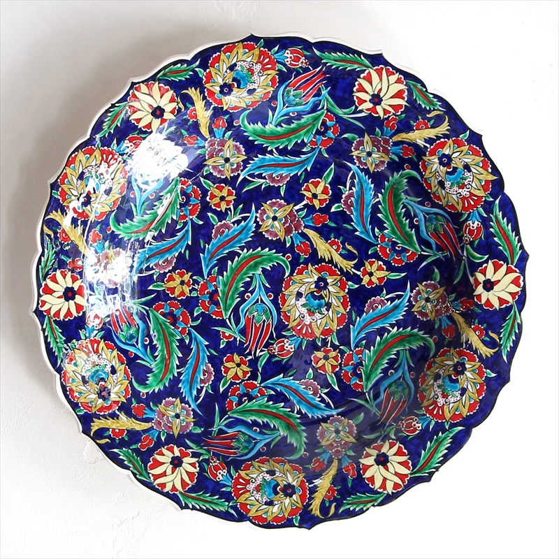 トルコ・キュタフヤ産40cmプレート手書きの飾り皿ダークブルー・サズとカーネーション