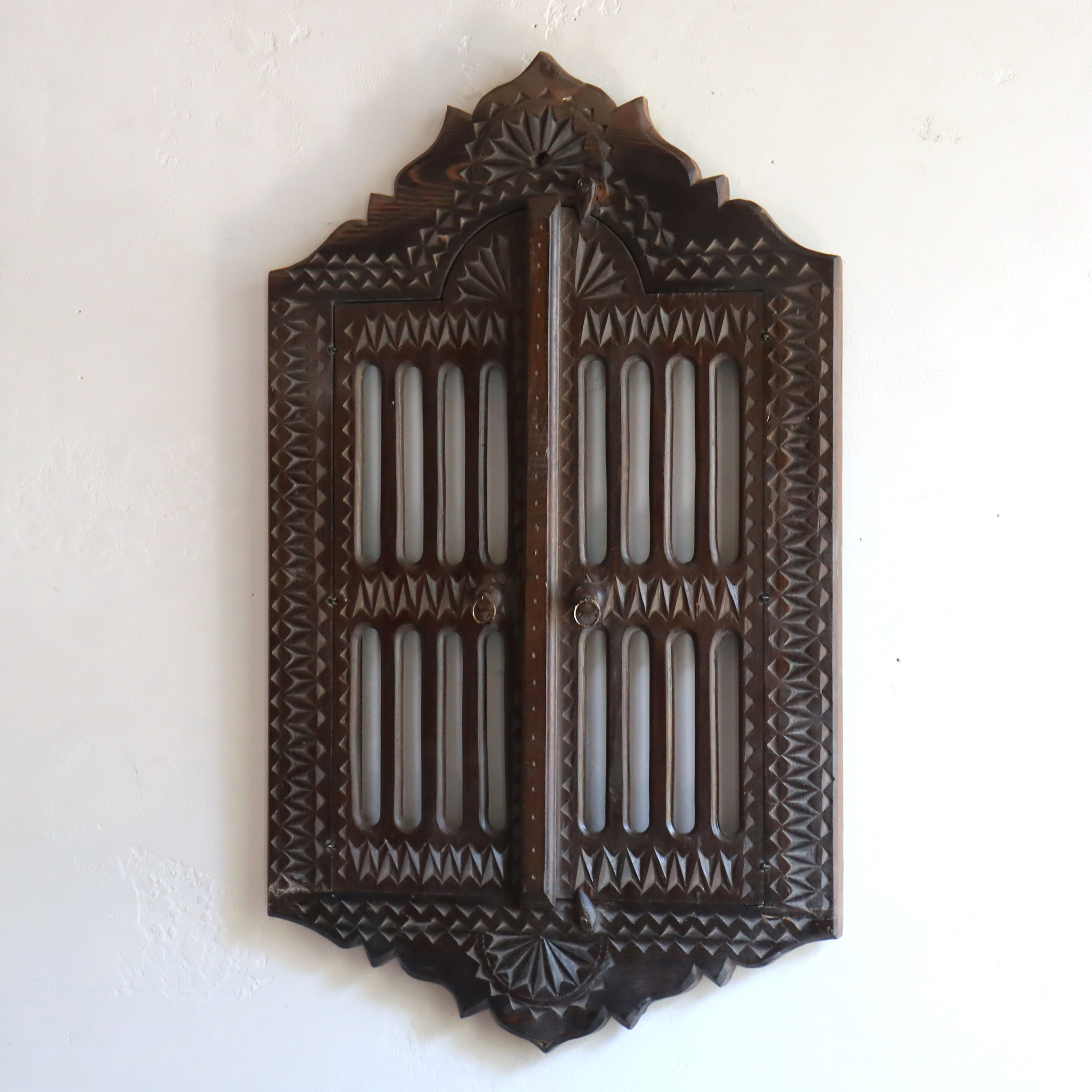 トルコ製木彫りの壁掛け扉 H62xW38xD3cm 黒海地方の伝統模様飾り彫り ウォールデコレーション