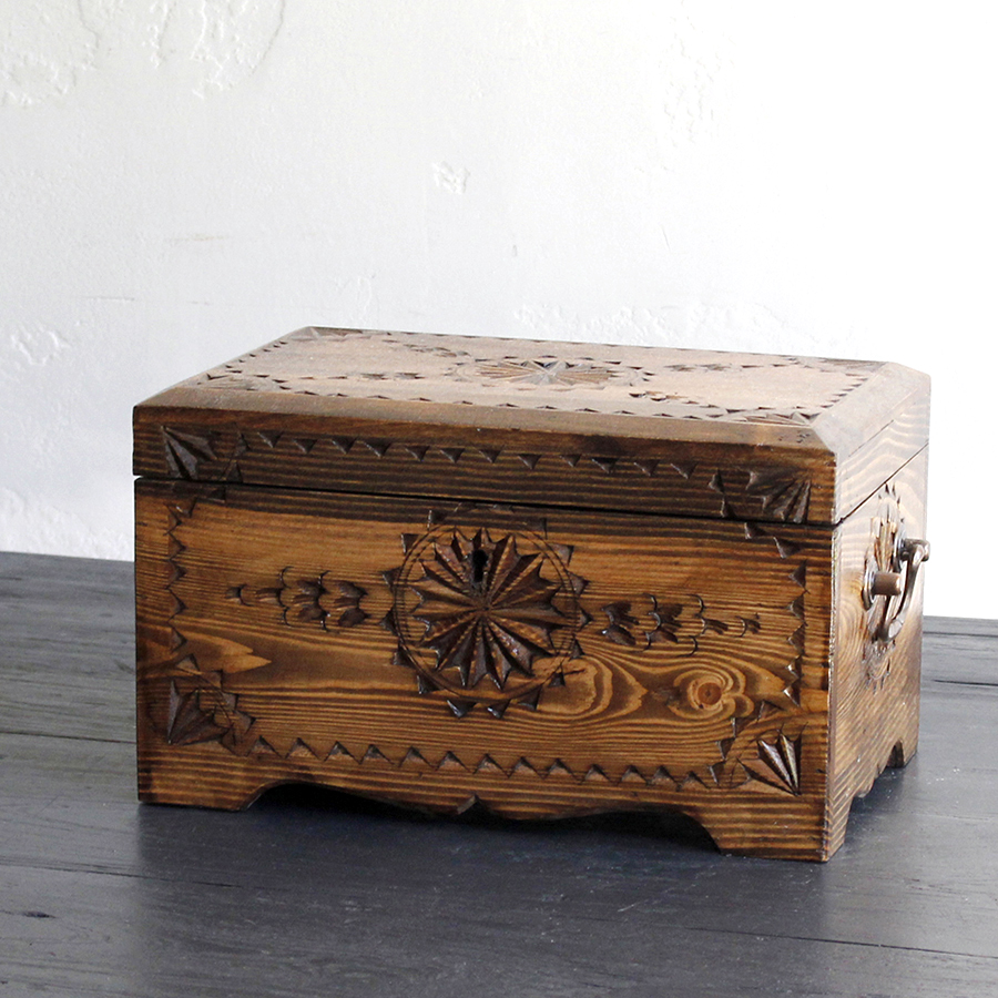 トルコ製宝箱・サンドゥック・木製ブランケットボックス・黒海地方の伝統模様飾り彫り H18×W30×D20cm