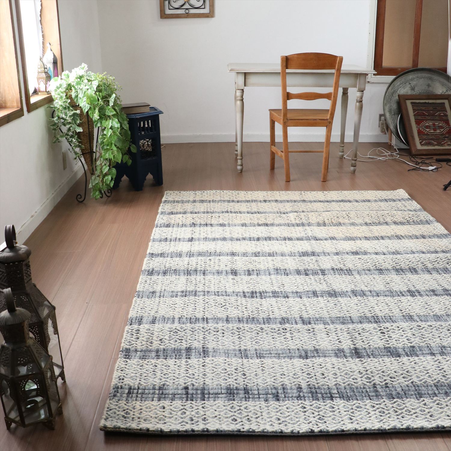 【15%OFF】手織りウールラグ　太い毛糸を使ったユニークなテクスチャ　240ｘ151cmナチュラルアイボリー＆ブルーグレー