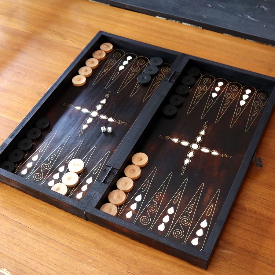 バックギャモン Backgammon 折り畳み式 螺鈿模様 チェス・チェッカー ゲームボードゲーム盤・2色駒とサイコロ付