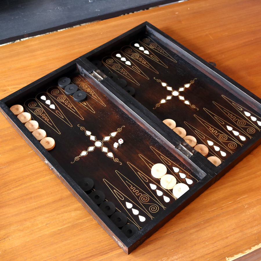 バックギャモン Backgammon 折り畳み式 螺鈿模様  ゲームボードゲーム盤・2色駒とサイコロ付