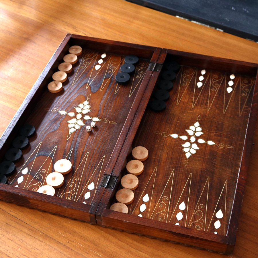 バックギャモン Backgammon 折り畳み式 螺鈿模様 ゲームボードゲーム盤・2色駒とサイコロ付