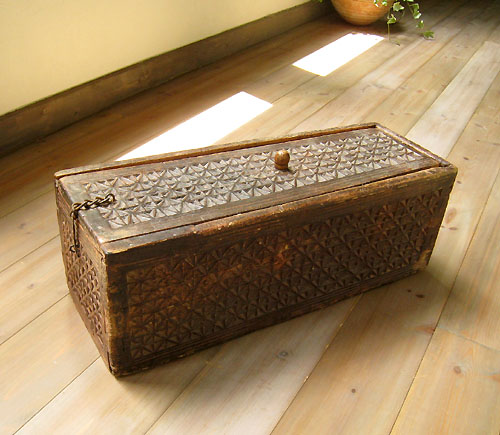 トルクメン・アンティーク木彫りの細長い箱【送料無料】