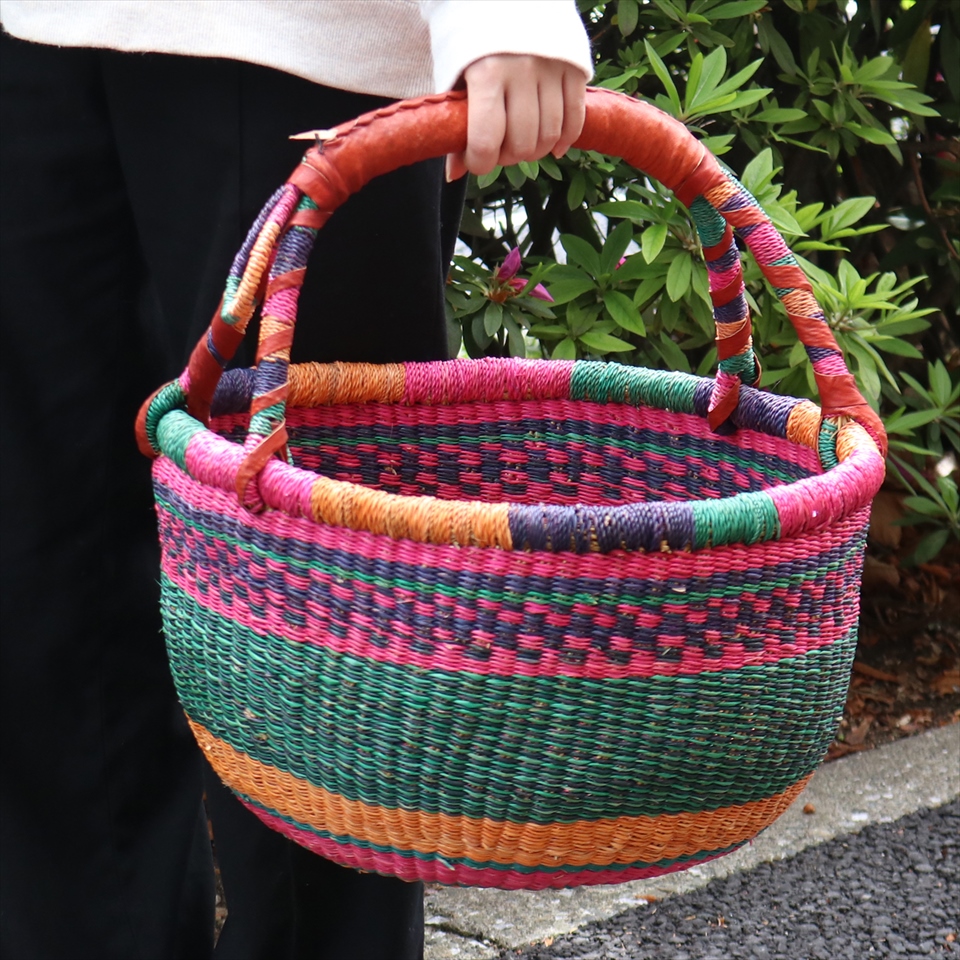 かごバスケット・アフリカのかご　羊革の持ち手【現品】直径40cm　グリーン＆ピンク＆オレンジ　ボーダー
