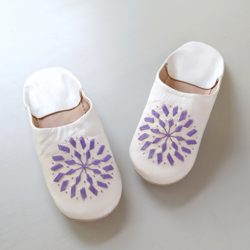 バブーシュ 刺繍 24cm（39）ホワイト/ラベンダー モロッコ　羊革 ハンドメイド