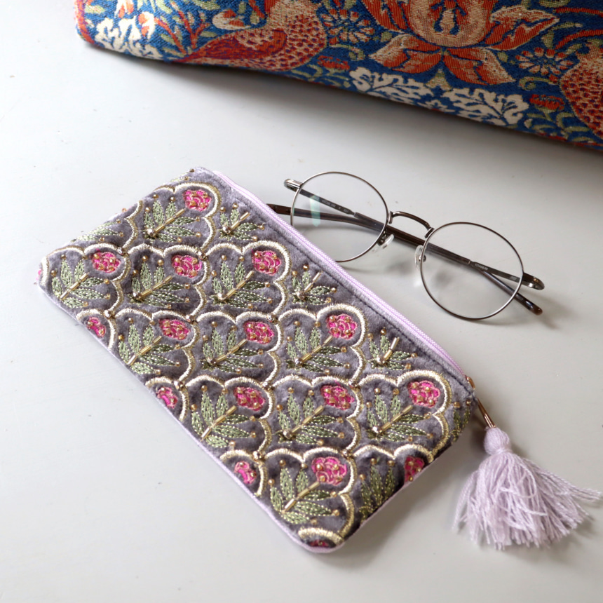フラットポーチ コットンベロア刺繍 20cm×10cmタッセル付き チャコールグレー 花のトレリス