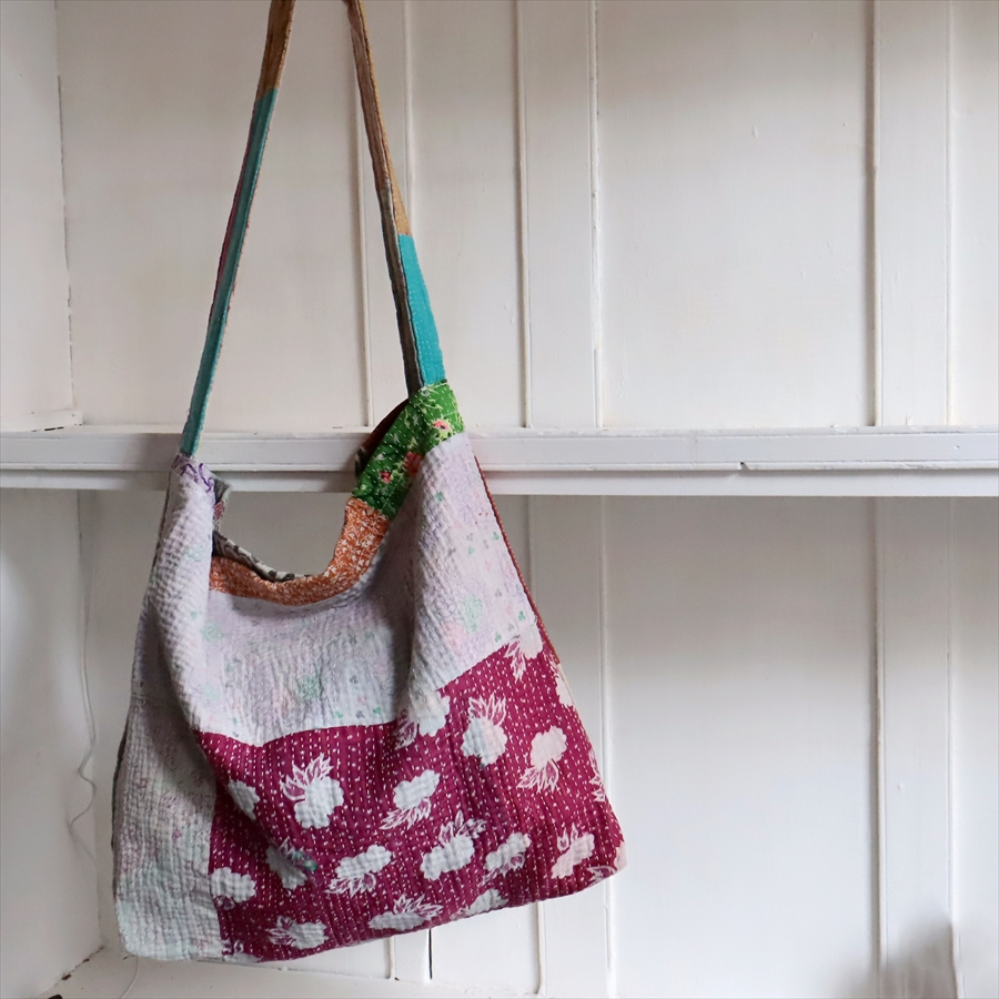ヴィンテージカンタ ショルダーバッグ ワンストラップ カンタ刺繍ラリーキルト　インド　古布 斜め掛け