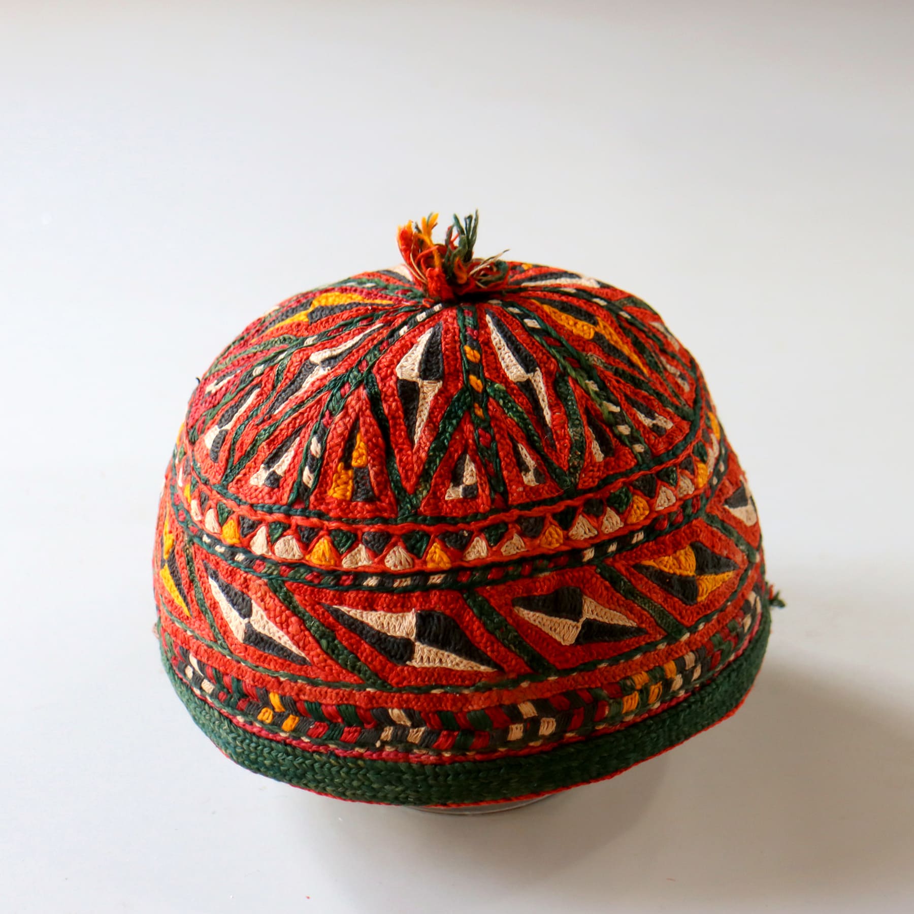 トルクメン　刺繍の帽子　ヴィンテージ 民族衣装