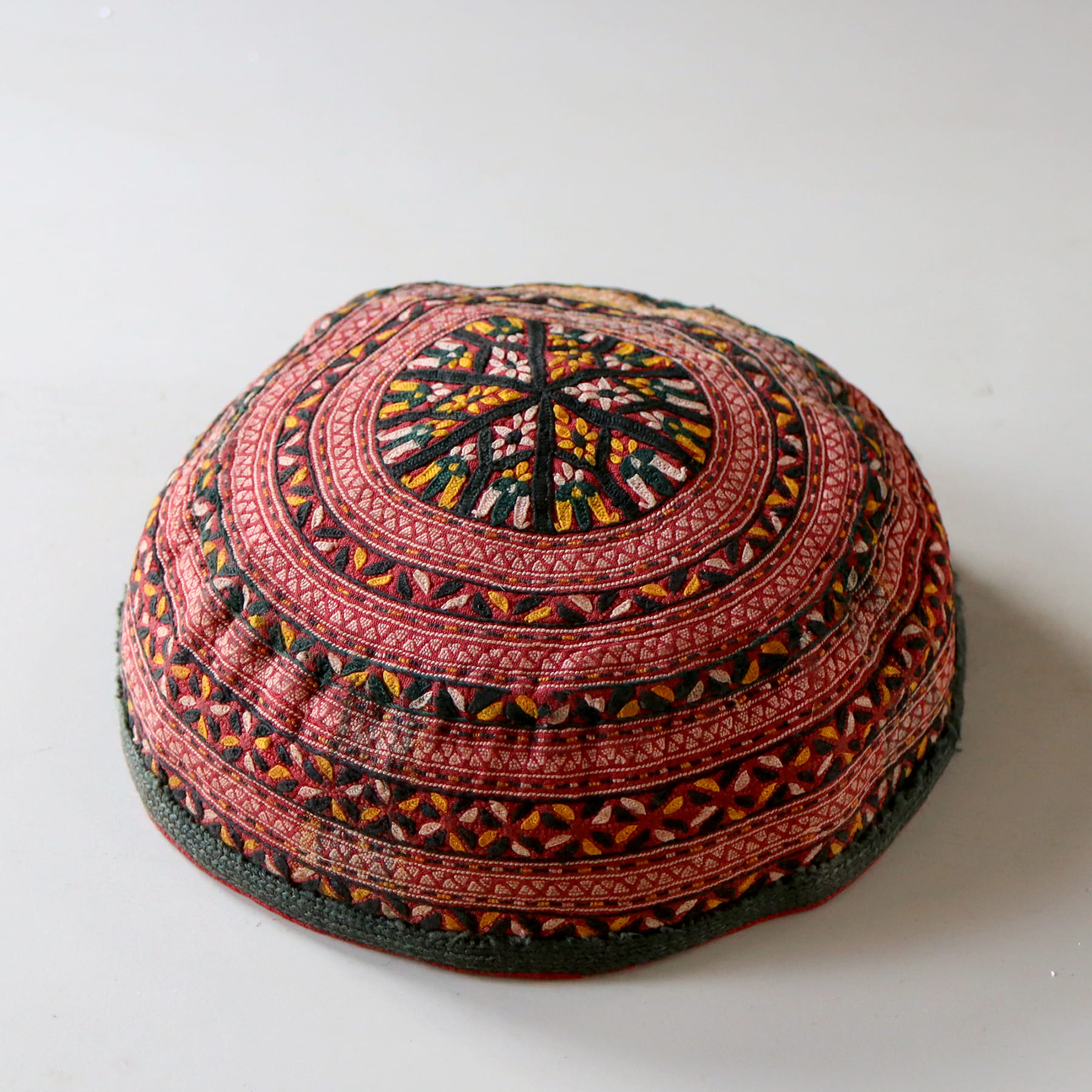 トルクメン　刺繍の帽子　ヴィンテージ 民族衣装