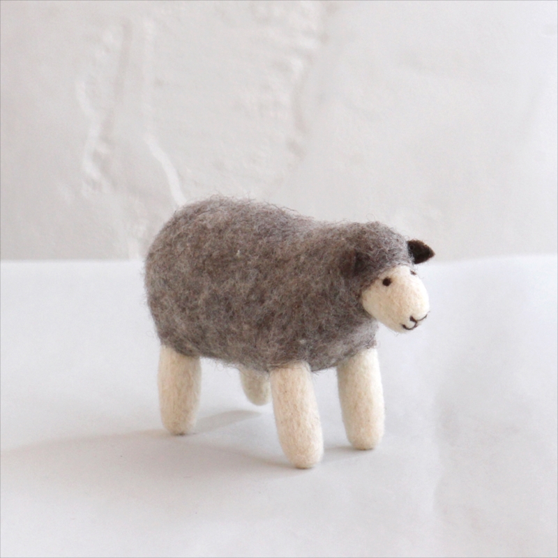 フェルトのぬいぐるみ・羊・Mサイズ/キルギス製 Kyrgyzstan Felt animal・Sheep/M size