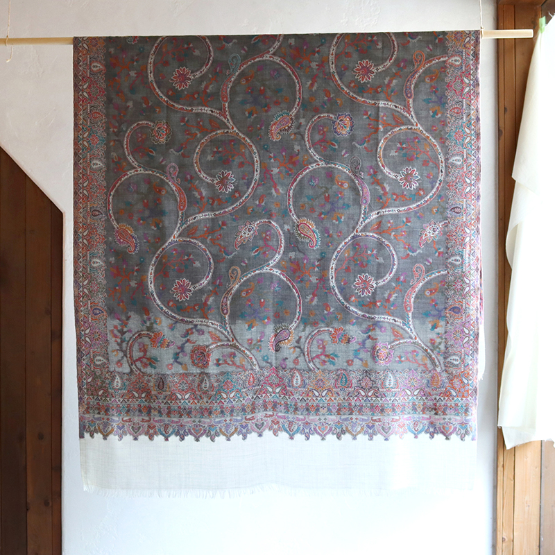ウールのストール・/大判サイズグレー・ペイズリーと花のモチーフ