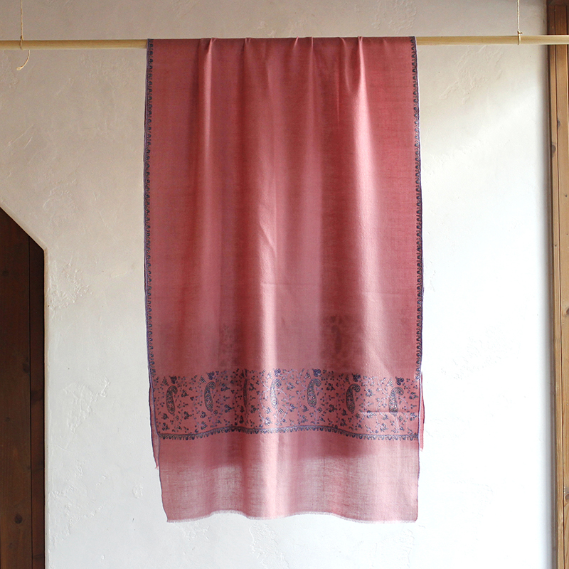 手織りのカシミアストール/細かな刺繍・大判サイズピンク/ペイズリーとつる草と花