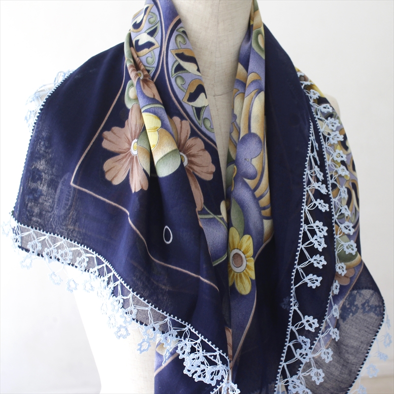 トルコの伝統手芸・レース編みのオヤスカーフかぎ針編みのトゥ・オヤ花と丸いメダリオン模様　紺