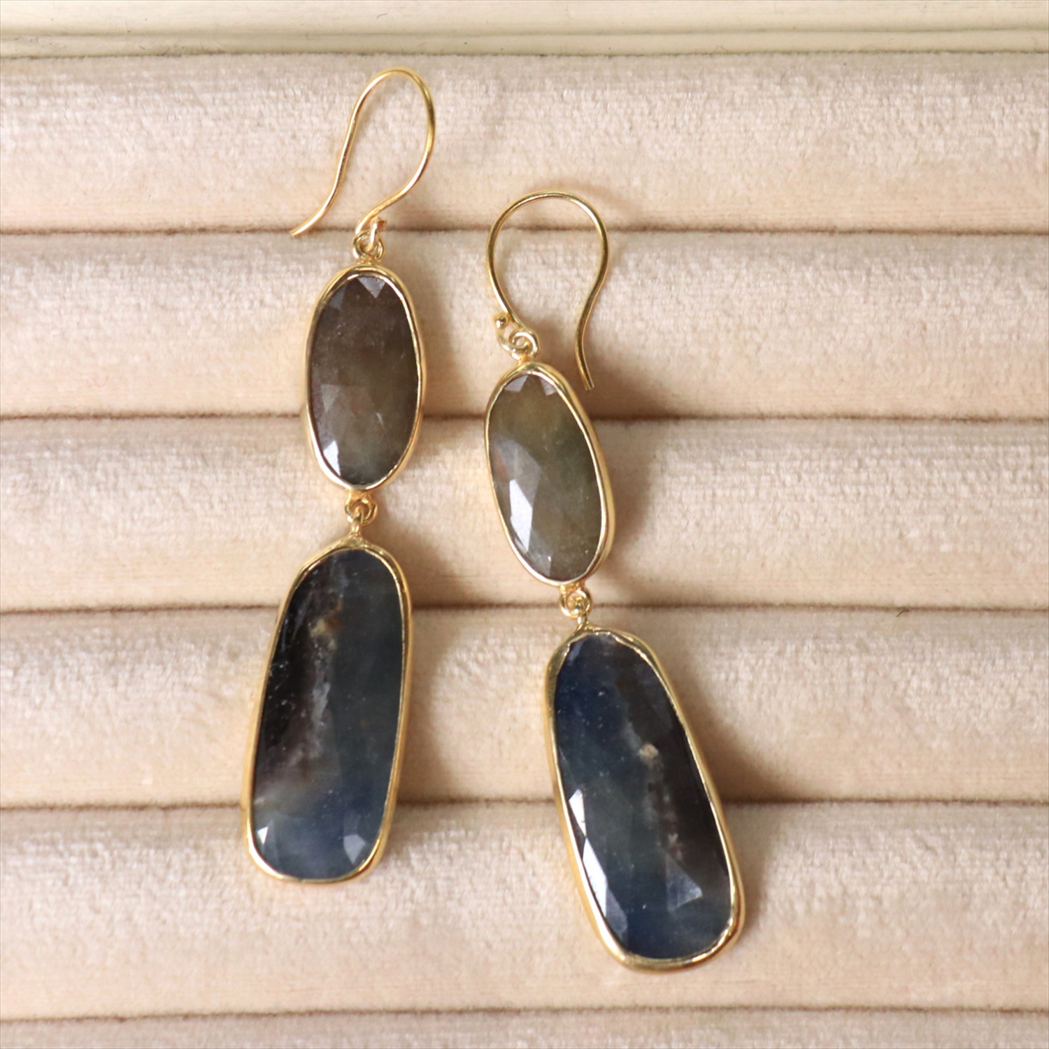 ブルーサファイア 2粒のピアス シルバー925(18KGF) 【現品】sapphire & Silver earrings