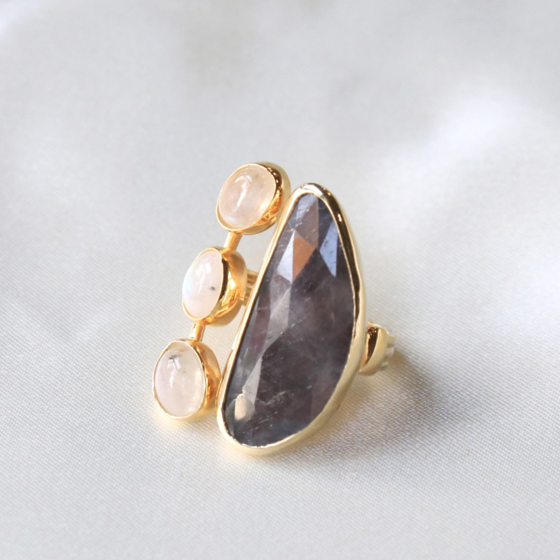 カラーサファイア シルバーリング ムーンストーン 四つの石 三日月形　ブルーグレー