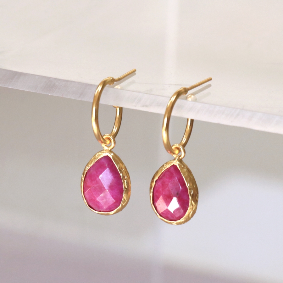 アルサメイア フープ ピアス 揺れるドロップ形 ルビー