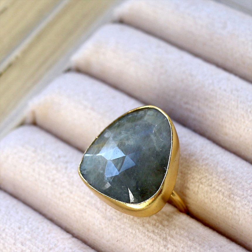 ナチュラルサファイア ラフカットリング ブルーグレー アルサメイア 天然石22KGP トルコジュエリー