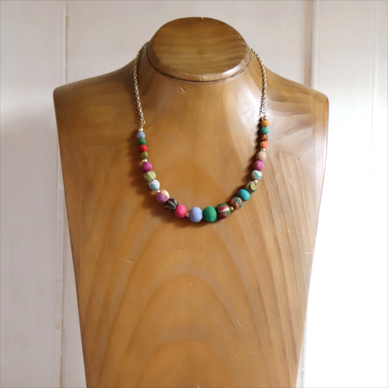 リサイクルサリー クラフトビーズ　ネックレス カラフルビーズ グラデーション　１点もの
