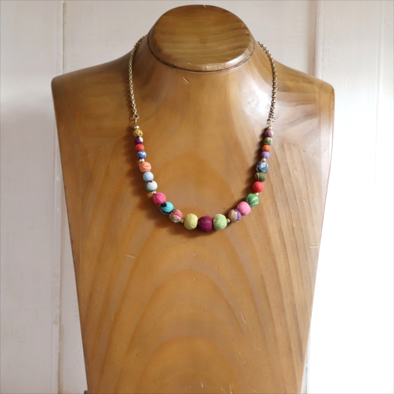 リサイクルサリー クラフトビーズ　ネックレス カラフルビーズ グラデーション　１点もの