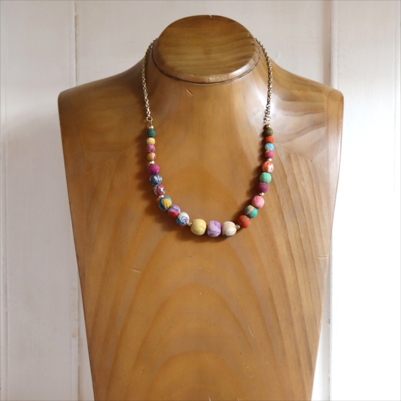 リサイクルサリー クラフトビーズ　ネックレス カラフルビーズ グラデーション　１点もの