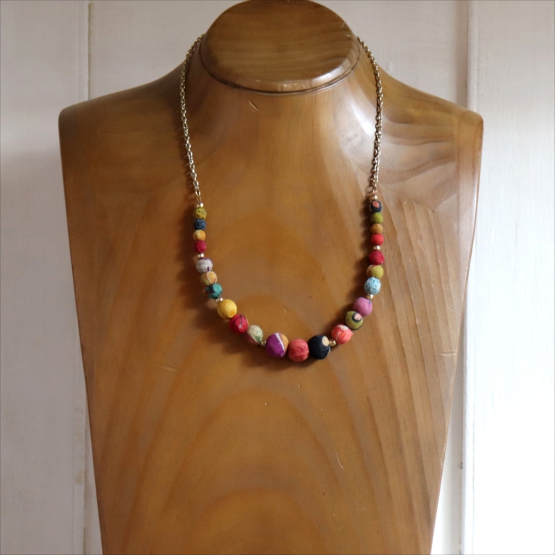 リサイクルサリー クラフトビーズ　ネックレス カラフルビーズ グラデーション　１点もの
