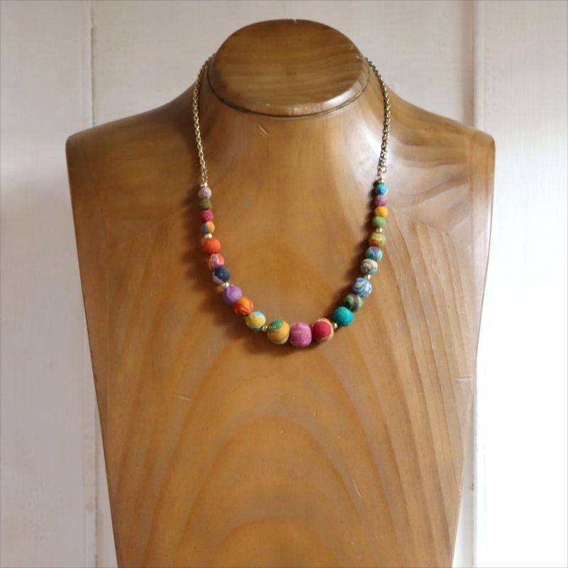 リサイクルサリー クラフトビーズ　ネックレス カラフルビーズ グラデーション　１点もの
