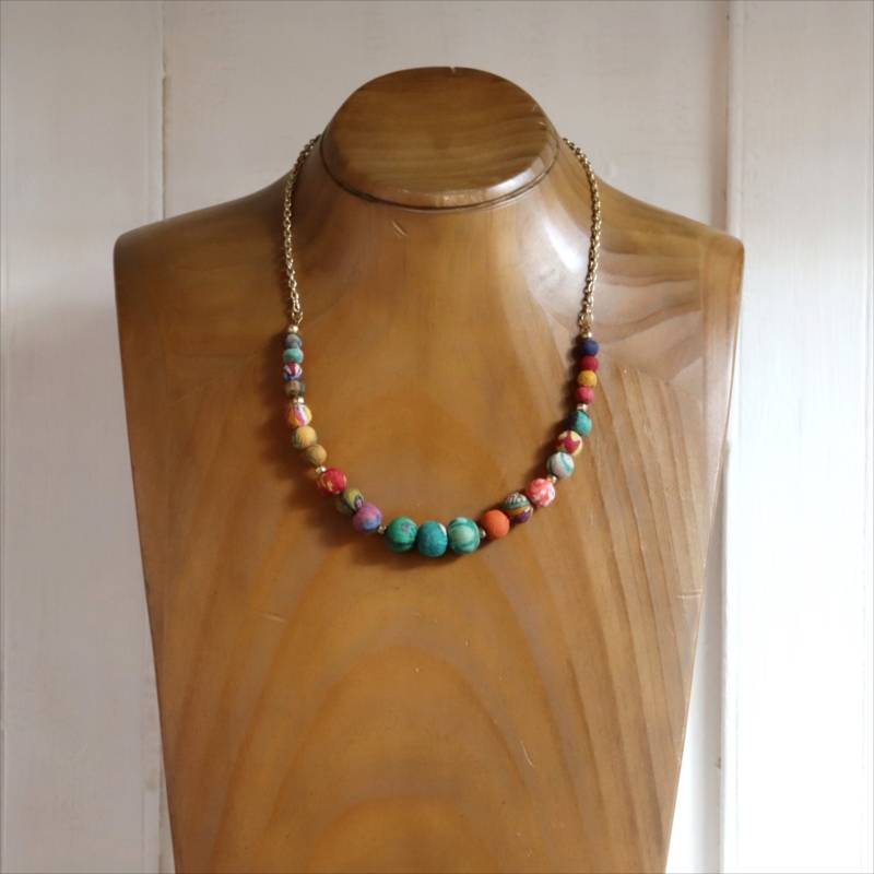 リサイクルサリー クラフトビーズ　ネックレス カラフルビーズ グラデーション　１点もの
