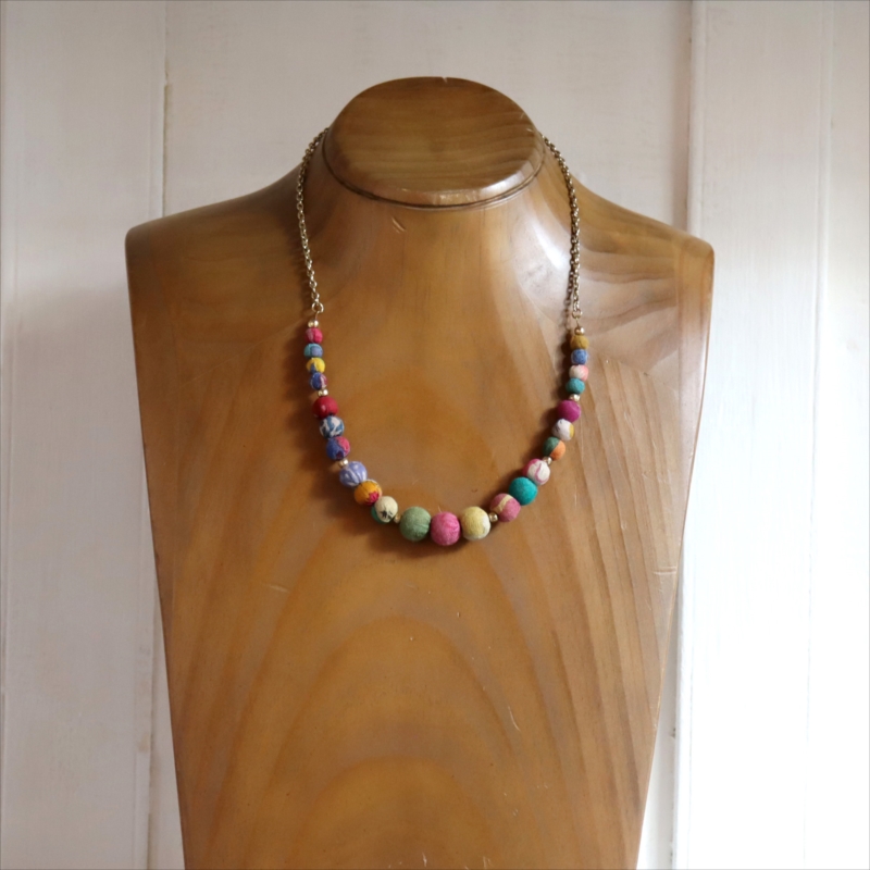 リサイクルサリー クラフトビーズ　ネックレス カラフルビーズ グラデーション　１点もの