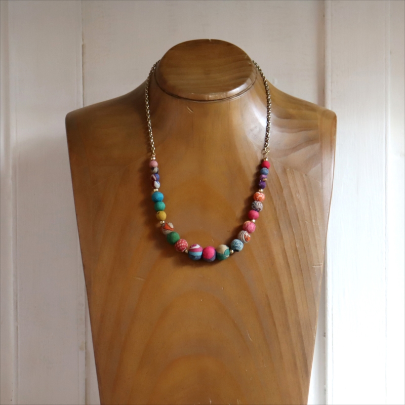 リサイクルサリー クラフトビーズ　ネックレス カラフルビーズ グラデーション　１点もの