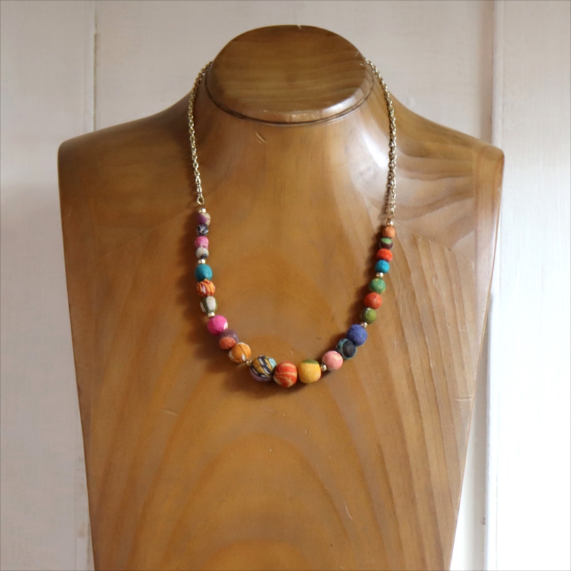 リサイクルサリー クラフトビーズ　ネックレス カラフルビーズ グラデーション　１点もの