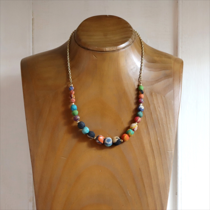 リサイクルサリー クラフトビーズ　ネックレス カラフルビーズ グラデーション　１点もの