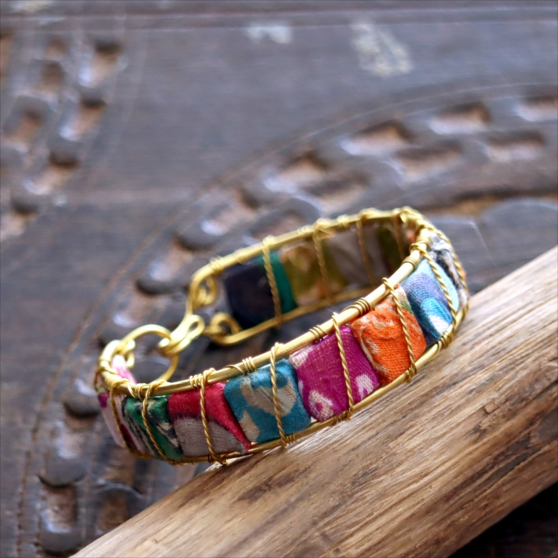 リサイクルサリー バングル 布 クラフトビーズ カラフルな四角いタイル