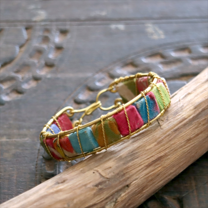リサイクルサリー バングル 布 クラフトビーズ カラフルな四角いタイル